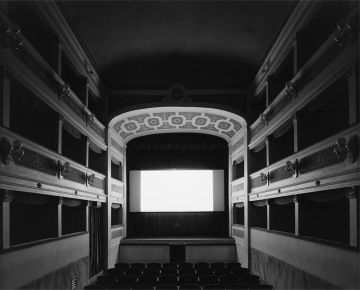 Hiroshi SUGIMOTO (*1948, Japan): Teatro dei Varii, Colle di Val d’Elsa – Christophe Guye Galerie