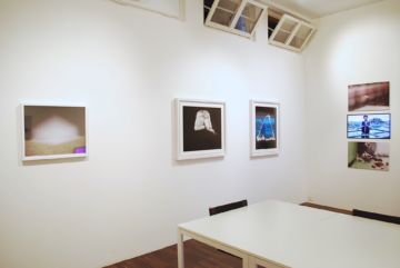  Installation Views – 2020 Vision. 20 Kuratoren/20 Fotografen 2015 – Christophe Guye Galerie